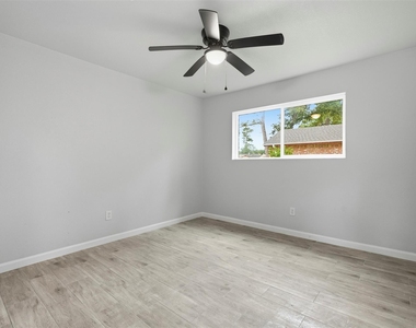 5603 Circlegate Drive - Photo Thumbnail 12