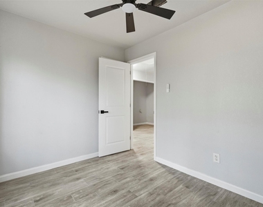 5603 Circlegate Drive - Photo Thumbnail 8