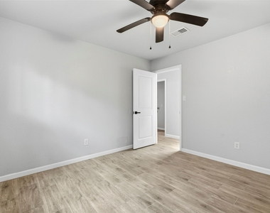 5603 Circlegate Drive - Photo Thumbnail 10