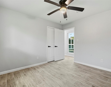 5603 Circlegate Drive - Photo Thumbnail 13