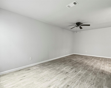 5603 Circlegate Drive - Photo Thumbnail 14