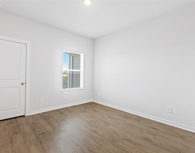 2916 Newloch Lane - Photo Thumbnail 17