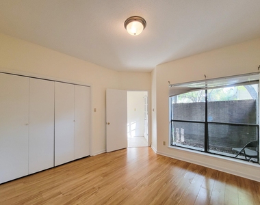10811 Richmond Avenue - Photo Thumbnail 14