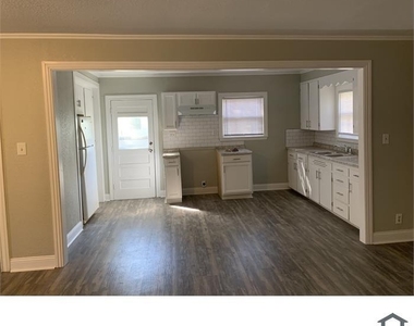 806 17th Ave North - Photo Thumbnail 2