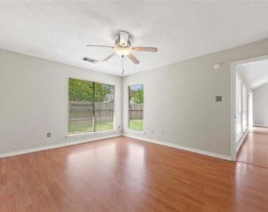 6422 Founding Drive - Photo Thumbnail 12