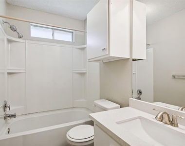 9414 Crystal Cove Circle - Photo Thumbnail 12