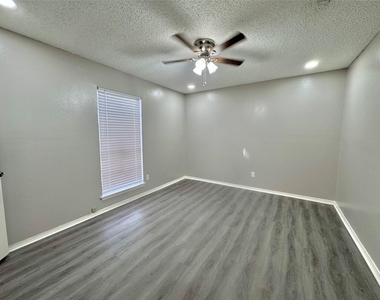 9414 Crystal Cove Circle - Photo Thumbnail 8