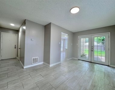 9414 Crystal Cove Circle - Photo Thumbnail 4