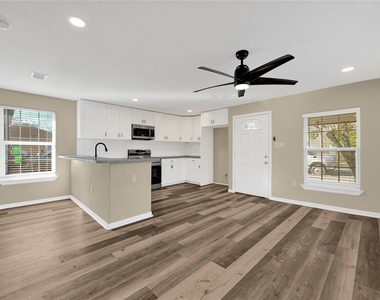 7814 Avenue F - Photo Thumbnail 6