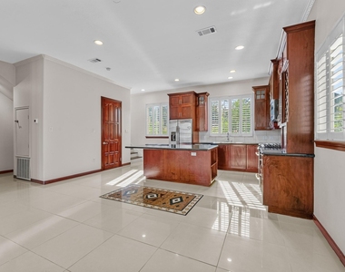6018 Kirby Drive - Photo Thumbnail 16