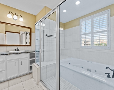 6018 Kirby Drive - Photo Thumbnail 9