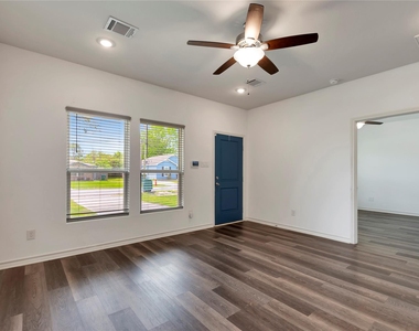 2030 Rosalee Street - Photo Thumbnail 4
