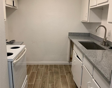 5625 Antoine Drive - Photo Thumbnail 2