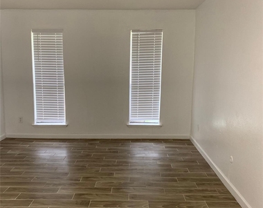 5625 Antoine Drive - Photo Thumbnail 5