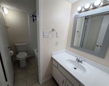 1516 Bay Area Boulevard - Photo Thumbnail 12
