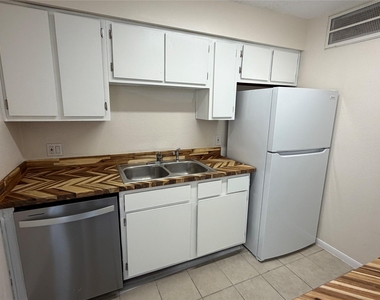 1516 Bay Area Boulevard - Photo Thumbnail 5