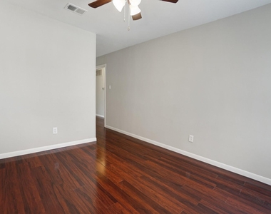 1833 Country Village Boulevard - Photo Thumbnail 8