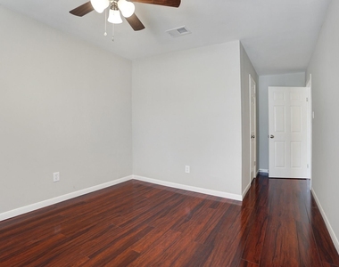 1833 Country Village Boulevard - Photo Thumbnail 10