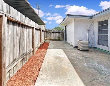 1833 Country Village Boulevard - Photo Thumbnail 21