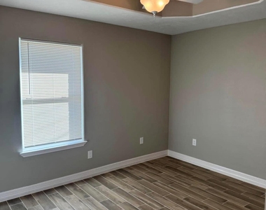 7213 Springdale Street - Photo Thumbnail 5