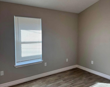 7213 Springdale Street - Photo Thumbnail 4