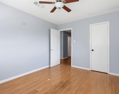 1006 Perry Street - Photo Thumbnail 6
