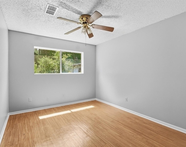 1006 Perry Street - Photo Thumbnail 9