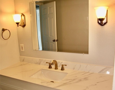 529 E Shore Drive - Photo Thumbnail 18