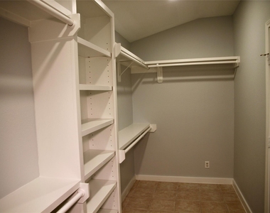 529 E Shore Drive - Photo Thumbnail 17