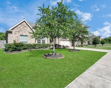 1122 Boxwood Place - Photo Thumbnail 2