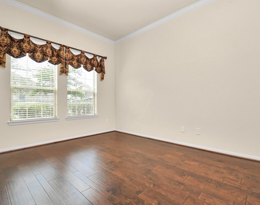 1122 Boxwood Place - Photo Thumbnail 10