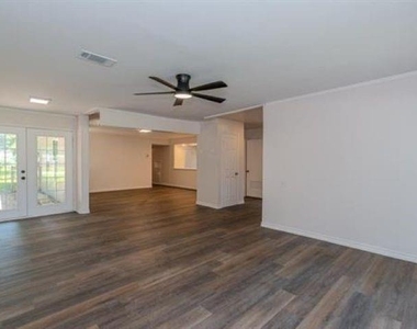 3825 Buckingham Row - Photo Thumbnail 2