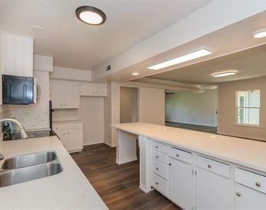 3825 Buckingham Row - Photo Thumbnail 9