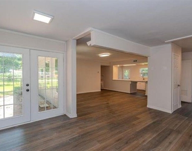 3825 Buckingham Row - Photo Thumbnail 3