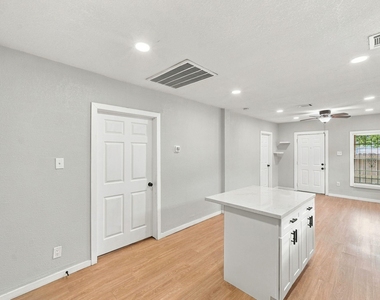 2903 Burkett Street - Photo Thumbnail 13