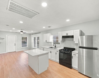 2903 Burkett Street - Photo Thumbnail 12