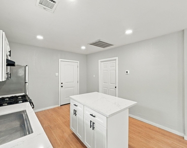 2903 Burkett Street - Photo Thumbnail 14