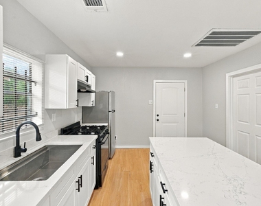 2903 Burkett Street - Photo Thumbnail 15