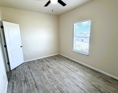 18 Edgewater - Photo Thumbnail 8