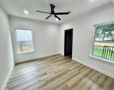 308 E 36th Street - Photo Thumbnail 7