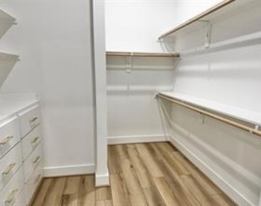 308 E 36th Street - Photo Thumbnail 6