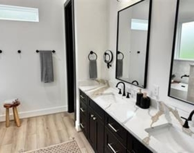 308 E 36th Street - Photo Thumbnail 12