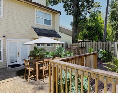 3935 Knollcrest Drive - Photo Thumbnail 6