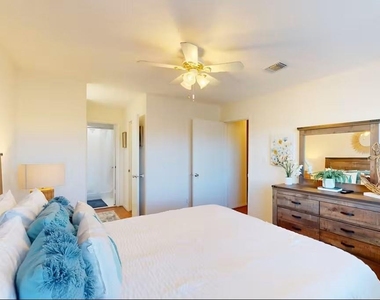 3935 Knollcrest Drive - Photo Thumbnail 9