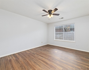 18307 Cobblestone Drive - Photo Thumbnail 16