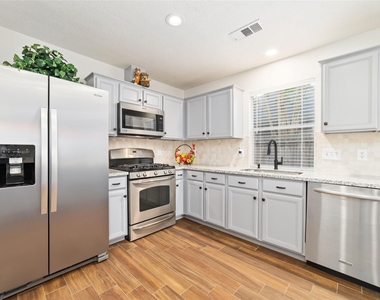 18307 Cobblestone Drive - Photo Thumbnail 5