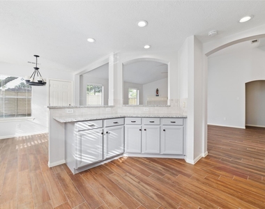 18307 Cobblestone Drive - Photo Thumbnail 8
