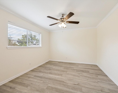 300 Pecore Street - Photo Thumbnail 9