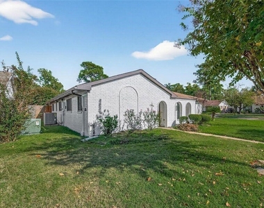 17418 Largs Circle - Photo Thumbnail 2