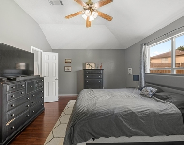140 Bristol Bend Lane - Photo Thumbnail 2